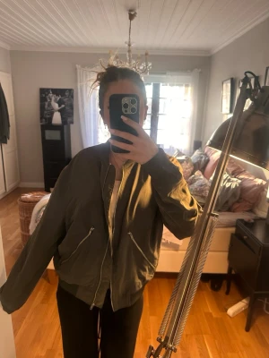 Grön vårjacka  - Säljer den här jättesnygga gröna vårjackan ifrån weekday den är i bra skick skriv om ni undrar något priset går att diskutera💕