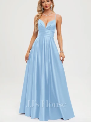 Ljusblå långklänning med v-ringning - Jätte fin klänning! Använd 1 gång. Prislapp kvar. Storlek S. Jag är 170cm lång. 