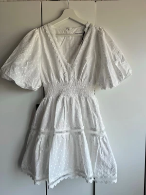 Studentklänning, By Malina  - Ny By Malina klänning Elvira. Vit. Storlek XS.  Dubbelt tyg, ej genomskinlig. Många fina detaljer o sitter så fint på. Dragkedja i rygg. Aningen för liten för mig tyvärr. Lappen kvar. Finns inget att anmärka på. NWT.