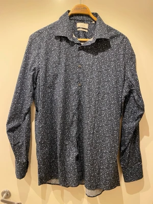 Blå skjorta - Snygg blå skjorta i storlek L. 