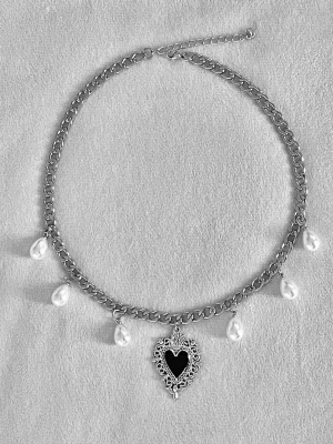 Silverhalsband med pärlor och hjärta - Kedjehalsband i silverfärg med sex droppformade pärlhängen och ett detaljerat hjärthänge i svart och silver. Halsbandet har justerbar längd och en chunky kedja som ger en cool och trendig look. Perfekt för dig som gillar statement-smycken och unika detaljer.