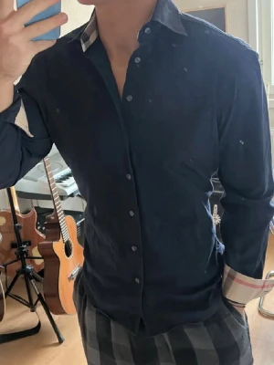 Burberry skjorta - Marinblå burberry skjorta i storlek L, skjortan är i super fint skick och utan defekter. Nypris 5000kr, mitt pris endast 1000kr. Hör av er vid frågor. Mvh Trend closet🙌