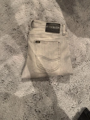 Lee jeans - Storlek 28/34 schyyst går att vika upp på ett snyggt sätt om man har t.ex 32 i längd 