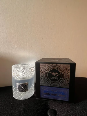 Mawj parfym med lyxig kristallflaska - Exklusiv parfym från Paris Corner, Mawj, i en elegant kristallmönstrad flaska med frostad glas och silverdetaljer. Flaskan har en rund form och levereras i en stilren svart och silver box med dekorativa inslag. Perfekt för dig som vill ha något unikt.