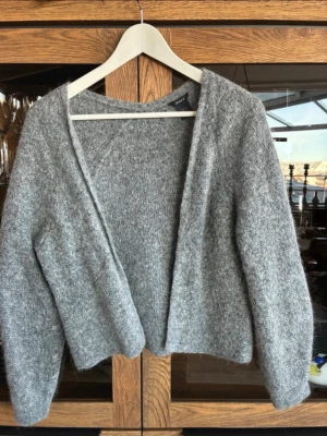 Grå öppen kofta från Lindex  - Mjuk och stilren grå kofta från Lindex💖💖. Perfekt att slänga på sig när det är kyligt ute. Enkel och tidlös design som passar till många outfits.