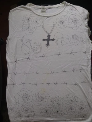 Design på t-shirt - Tröjan på bild är ett exempel på designs jag säljer. Kan replikera designen eller designa efter ditt egna önskemål. På nu T-Shirt Pris diskuteras. 