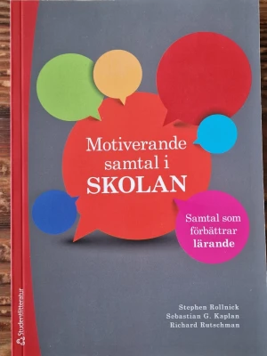 Motiverande samtal i skolan. Samtal som förbättrar lärande - Boken 'Motiverande samtal i skolan' handlar om hur motiverande samtal kan användas av lärare och skolpersonal för att förbättra relationer och lärande i skolan.