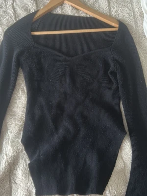 Svart ribbad långärmad topp - Svart topp från shein, helt ok skick lite nopprig. Storlek S men stretching och passar xs-m