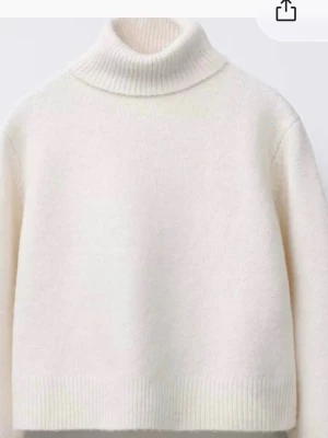 Vit polotröja från zara - kräm vit polo tröja, stickad 💕 nästan aldrig använd! 