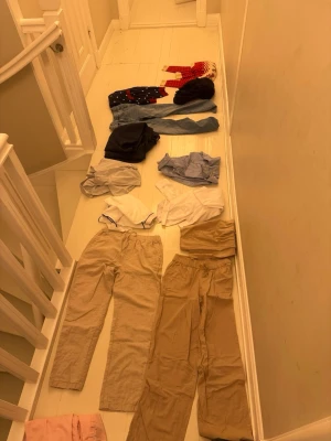 Barnkläder i olika storlekar och märken - Säljer mina gammla barnkläder som är för små det är allt från linne byxor till jeans,hoodies,T-shirt’s, sjortor, picke tröjor och tjocktröjor med märken från Ralph lauren,Nike,Lindex,hm skriv vad du är intresserad av så kan jag skicka mer bilder och storlek och märken( priser som står är för alla kläder me alla storlekar och märken men ändrar priset om du bara vill köpa en grej )