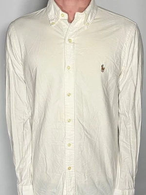 Ralph Lauren skjorta - Säljer en riktigt snygg och trendig Ralph Lauren skjorta i fint skick, storlek S, vid frågor är det bara att skriva //Gramenti