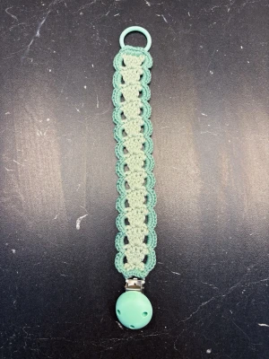 Virkad napphållare - turkos  - Virkad napphållare i turkos färg och silikon clips 🩵
