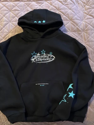 Svart hoodie Supply & Demand - Jätte fin Supply & Demand hoodie. Använt ett fåtal gånger. Inga skador. Storlek M men passar också L. Du som bär lite baggy / Oversize kommer gilla den här Hoodien. Kan fraktas eller mötas upp i Södertälje.