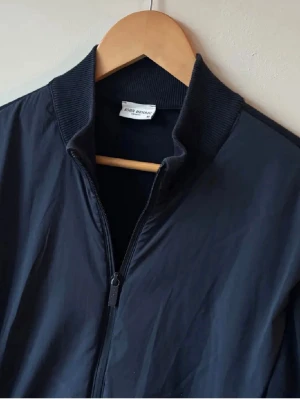 John Henric Cardigan - Säljer denna riktigt snygga John Henric Cardiganen👌. Den är ganska tunn och passar perfekt nu när det börjar bli lite varmare🙌. Nypris ligger runt 2500kr🤝Skick: 9,5/10 nästintill nyskick🌟, storlek S. Hör gärna av er vid frågor eller funderingar👍