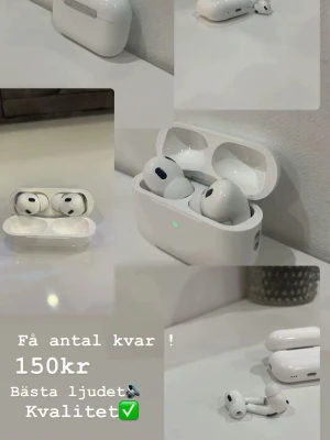 Vita trådlösa hörlurar med laddningsetui - Snygga vita trådlösa hörlurar från Apple med stilren design och laddningsetui. Hörlurarna har en kompakt form med silikonproppar och touchkontroller på sidan. Perfekta för musik, samtal och träning. Laddningsetuiet är också vitt och har magnetisk stängning.
