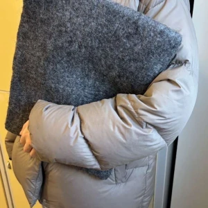 Grått ull datorfodral - Köp sker via chatten. Grått datorfodral i ull material som passar datorer i storleken 15/16 tum. Perfekt för att skydda din dator. 