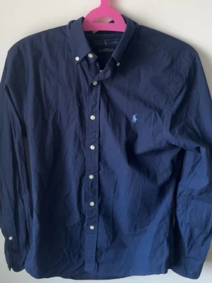 Ralph lauren skjorta - Har haft ett hål i armen som är igen sytt ser helt okej ut skön skjorta, perfekt för sommaren