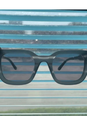 CHIMI SVART  - Stilrena svarta/ mörkgråa solglasögon med fyrkantiga bågar och mörka glas. Snygg och modern design som passar perfekt till sommaren. Bågarna är i plast och har en cool, chunky känsla. Perfekt accessoar för att lyfta din look.