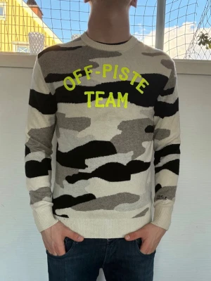 MC2 saint bart tröja  - Sällsynt MC2 saint barth tröja med texten ” OFF- PIST TEAM” och den är av material kashmir| storlek:L| pris: 1799kr| skick: 9,8/10| hör av dig vid minsta lilla fundering eller fråga| 