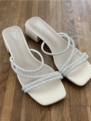 jättefina låga klackar - säljer dom här jättefina låga klackarna som är perfekt till balen💗 Jag köpte dom förra året till min bal men hittade några andra som passade bättre till min klänning! En av klackarna har en luftbubbla som göra ett litet klick ljud när man går men det är absolut inget som märks vid tillställningar💗 (därav priset)