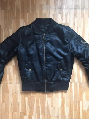 Bomberjacka  - Bomberjacka från Boohoo. 🖤 Aldrig kommit till användning. Storlek XS men passar även S.
