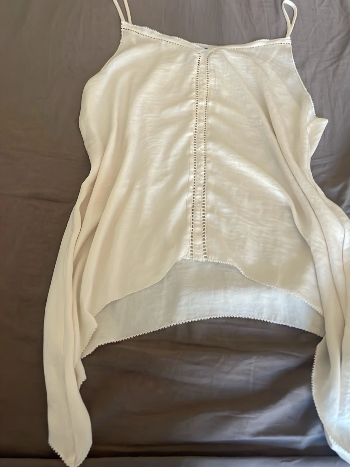 Vit linnetopp från H&M med spetsdetaljer