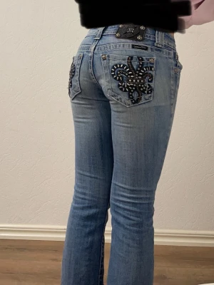 Ljusblå bootcut Miss Me jeans - RESELL! La ut dem direkt efter jag provat då de inte passade mig. Hade sagt att det skulle varit storleken xxs/xs. Det hade ett litet håll lite längre upp vid innelåret men har sytt om det. En kedja på bakfickan är också lite av fast det märks knappt då när jag haft på mig dom förut har man knappast ens sett det. Skriv till mig om du har några frågor, kommer försöka svara så snabbt jag kan!! KOM MED PRISFÖRSLAG!!💕💕 w25 men passar de med w23/24 oxå antar jag🫶🏼
