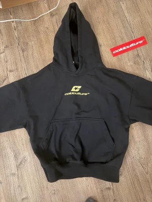 Svart hoodie från Coldculture - Hoodie från coldculture. Aldrig använd utan tvättad endast en gång. Storlek s fast är lite oversized så borde passa dem flesta. Säljer pga att den inte passade mig. Jag är 188 kille.