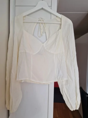 Gina Tricot krämvit topp 42 - Gina Tricot krämvit top i storlek 42. Aldrig använd. 