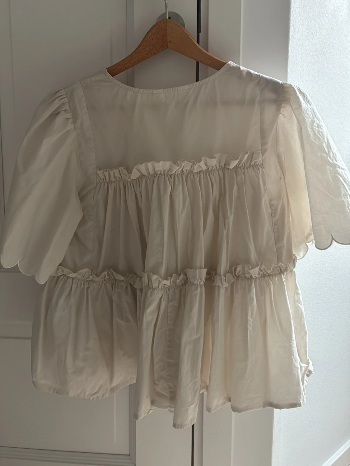 Vit volangblus med puffärm från Object - 1