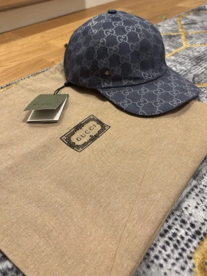 Gg keps  blå M - Säljer helt ny gg keps. Dustbag ingår. Fraktas direkt efter köp! Det är storlek M.