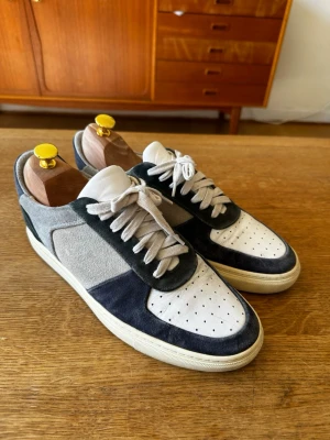 Filippa K Morgan storlek 42 mocka. - Filippa K sneakers i mocka och vitt läder med mörkgrå detaljer i storlek 42. Nypris 2600kr.