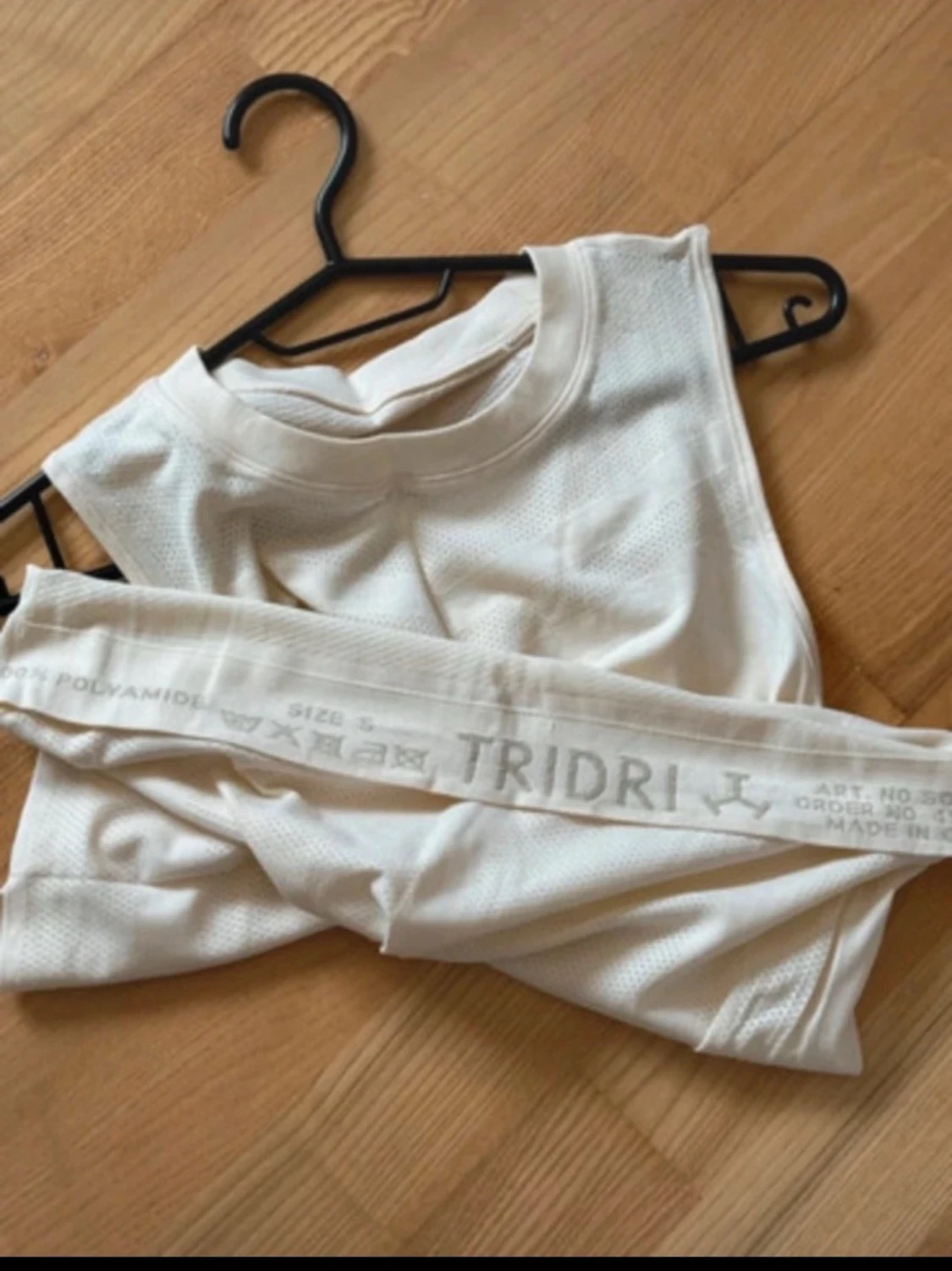 Vit ärmlös träningstopp från TriDri