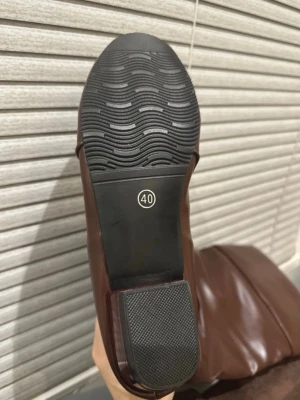 • Knähöga bruna stövlar – stl 40• Bruna overknee-stövlar i läderlook – strl 40• Stilrena bruna boots – knähöga – stl 40• Klassiska bruna stövlar – bekväma – strl 40• Bruna stövlar dam – knähöga – storlek 40 - Snygga knähöga stövlar i brun läderlook. Klassisk och stilren modell som passar perfekt till både vardag och finare tillfällen. Mjuk och följsam skaftdel som ger en bekväm passform. Låg klack gör dem sköna att gå i hela dagen. Storlek: 40 Färg: Brun Skick: Bra skick, sparsamt använda Perfekta att matcha med klänning, kjol eller jeans för en tidlös look.