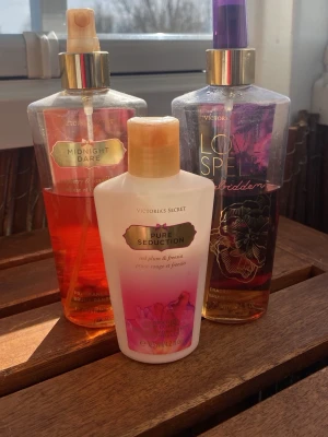 Victoria secret parfymer och body lotion  - Två Victoria secret parfymer en love spell och en midnight dare, även en mindre förpackning av en Victoria secret body lotion pure seduction.  