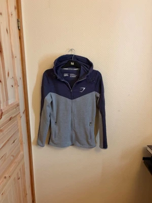 Gymshsrk träningshoodie - En väldigt snygg träningshoodie från gymshark i väldigt bra skick skulle säga 8/10 🙌| Storlek M men passar även Storlek L 🤩|                                        Skriv vid mera frågor/bilder 🙌🚚