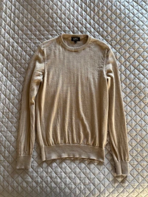 A.P.C stickad tröja - Säljer nu min A.P.C stickade tröja då det börjar bli dags att rensa garderoben! | Självklart äkta. | Storlek S. | Väldigt fint och även tunnt material. | Beige färg, sandig. | Perfekt nu till våren. | Släng iväg en signal vid funderingar så svarar jag snabbt. | 
