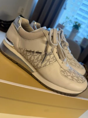 Beige sneakers från Michael Kors - Aldrig använda, med box storlek 39