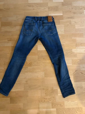 Replay Jeans Anbass Slim Fit - Säljer mina Replay Anbass Slim Fit jeans eftersom jag tyvärr har vuxit ur dem.  De sitter riktigt snyggt på kroppen. Slim fit som formar benen perfekt utan att kännas för tajta. Väldigt sköna att ha på sig och funkar till allt, både vardag och när man vill vara lite mer uppklädd. Stilrena och ger en fräsch look direkt.  Jeansen är i fint skick och nypris är cirka 1600 kr.  Mitt pris är 699 kr. Priset kan diskuteras vid snabb affär.