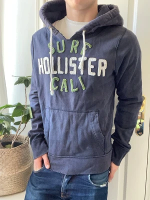 Hollister hoodie  - Hollister hoodie - lite stor på modellen, gillar den väldigt mycket, den är helt blå igentligen. Inga defekter! Modellen i bilderna är 180 cm 75 kg och bär Storlek M , Kom med frågor! 🌟 (Kan gå ned i pris vid köp av paket 😉) 