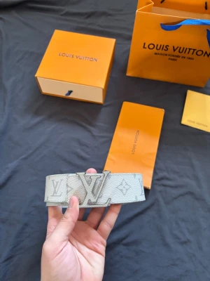 Reversible L V bälte - silver /vit  - Tjena! Säljer nu detta L V bältet. Skicket är 8/10, och inga skador. Bältet går att vända i 2 olika sätt. Vid frågor kontakta gärna! 