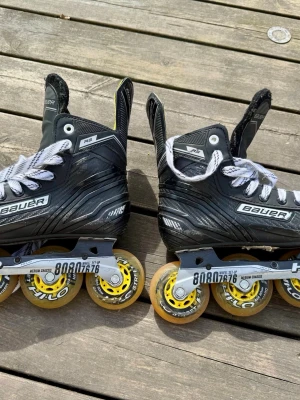 Svarta inlines Bauer R5 - Säljer ett par svarta inlines av modellen Bauer R5 med felfria snören och  hjul. Mäter 260 mm ca strlk 39-42