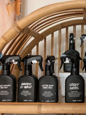 Lush splitpaket  - 2 stycken 10 ml glasdekanter med spray ✨️Välj bland dessa dofter 🔅Let the good times roll 🔅Strawberry feels forever 🔅The comforter 🔅Avocado co-wash 🔅Sex bomb 🔅Sticky dates 🔅Milky bath 🔅Grape soda 