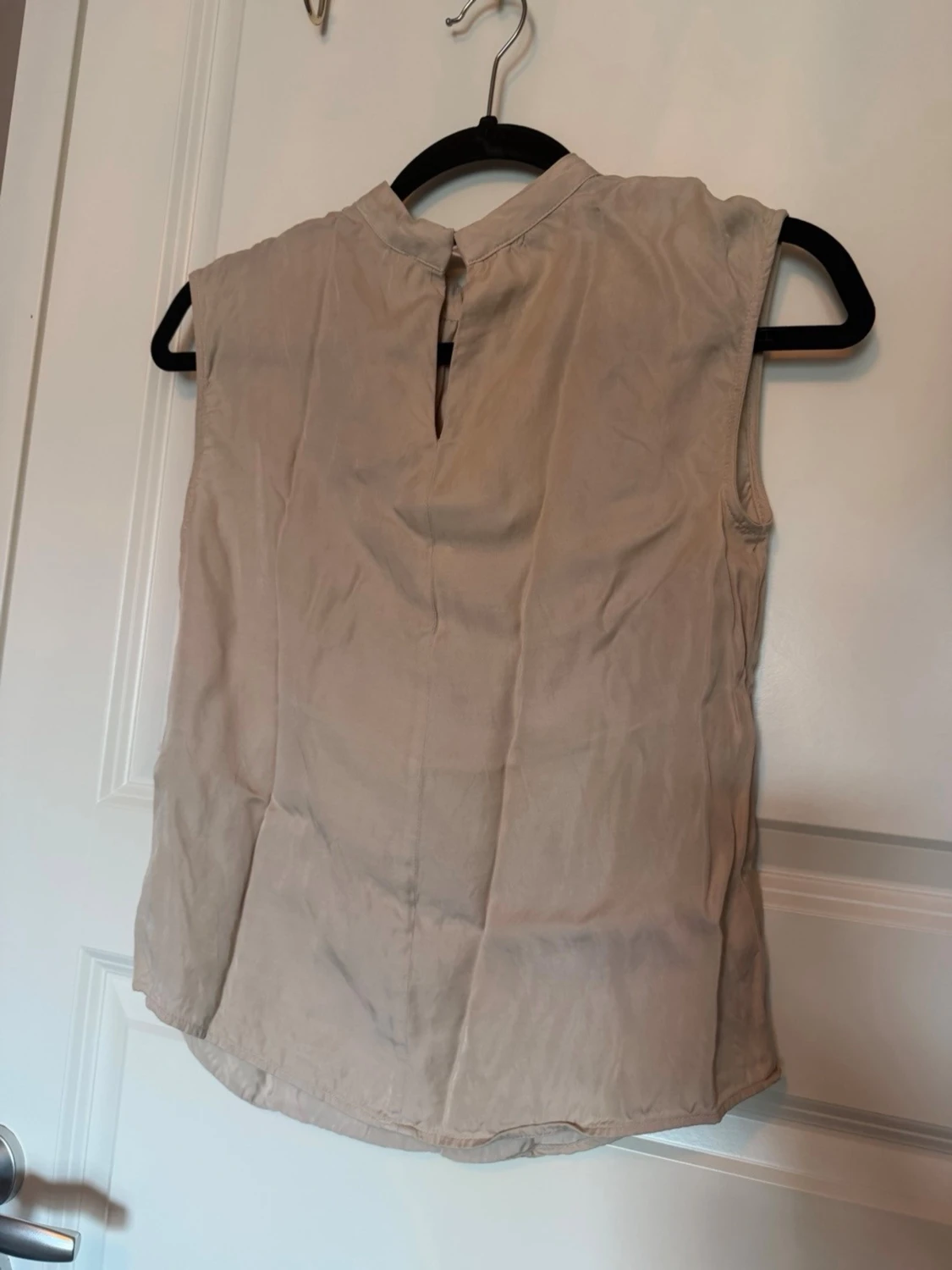 Beige ärmlös blus med hög hals - 4
