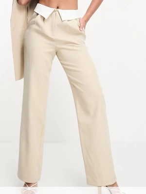 Beiga vida kostymbyxor - Stilrena beiga kostymbyxor med hög midja och vida ben. Byxorna har pressveck och klassisk design, perfekta för en trendig och avslappnad look. Passar till både sneakers och klackar. Använda 1-2 gånger max, mycket bra skick. 