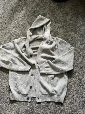 Grå hoodie kofta  - Säljer en riktigt snygg kofta med luva från less worries. Väldigt fin skick. Storlek Xl men pass dock mer som L.