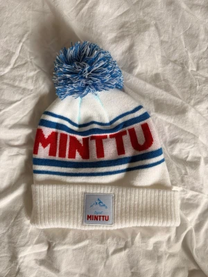 Minttu mössa  - Ska du vara coolast i gänget så ska du defenetivt ha en minttu mössa! Passar skallar mellan alla möjliga storlekar men skulle rekommendera xs-L
