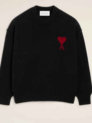 Svart stickad tröja från Ami Paris - Svart stickad tröja från Ami Paris med rund halsringning och ribbade muddar. På bröstet finns ett rött hjärta med bokstaven 'A' broderat. Tröjan har en avslappnad passform och är perfekt för en stilren look. Använd 1 gång