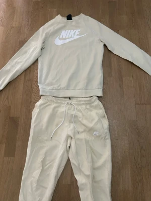 Nike-set - Nike-set - Som nytt!  Passar M/S  Säljer ett snyggt och bekvämt Nike-set. Setet är i utmärkt skick, som nytt! Tröjan har en stilren design med Nike-loggan, och byxorna har en bekväm passform. Perfekt för både träning och vardagsbruk.  Kontakta mig för mer information eller intresse!