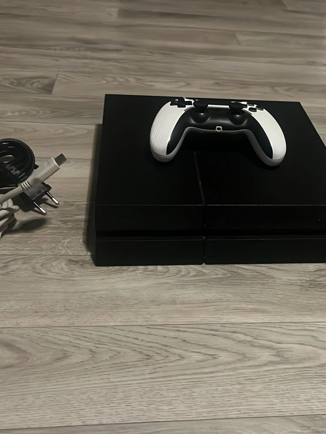 Vit och svart PS4 handkontroll allting ingår